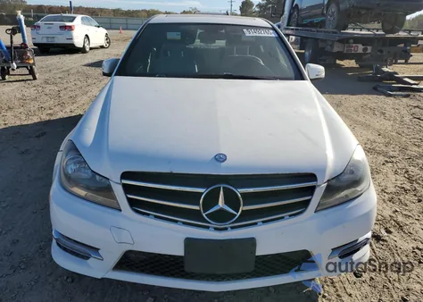 2014 Mercedes-Benz C 250 z USA, uszkodzony, nr VIN WDDGF4HB9EA936717